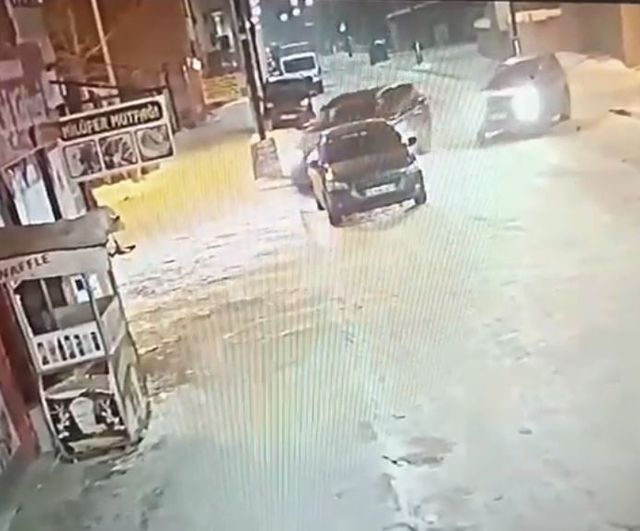 Ardahan'da buzlanma nedeniyle otomobil iş yerine girdi; iş yeri ve araçta maddi hasar oluştu