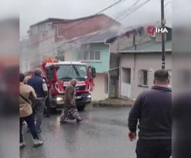 Arnavutköy İslambey Mahallesi'nde iki katlı evde yangın: 2 kişi dumandan etkilendi