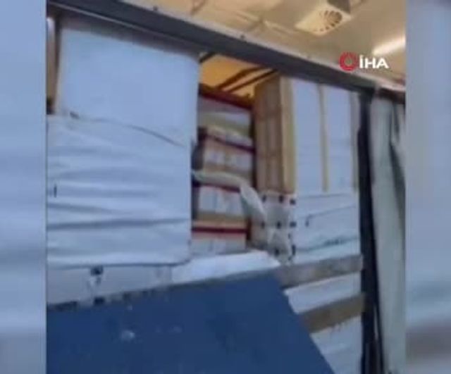 Artvin'de durdurulan tırda 300 milyon TL değerinde kaçak parfüm ve gıda takviyesi ele geçirildi