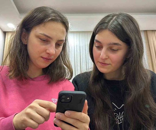 Artvin'de iPhone 11'de yüz tanıma sorunu: 11 yaş farkı olan kardeşler aynı telefonu açtı