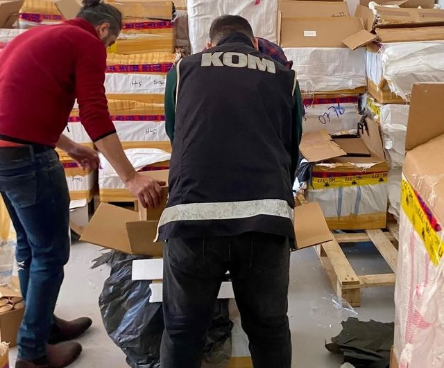 Artvin'de kaçakçılık operasyonu: 300 milyon TL değerinde parfüm ve gıda takviyesi ele geçirildi