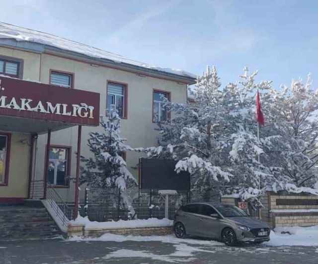 Aşkale'de dondurucu soğuklar günlük yaşamı etkiliyor: Gece -33°C, sabah -26°C