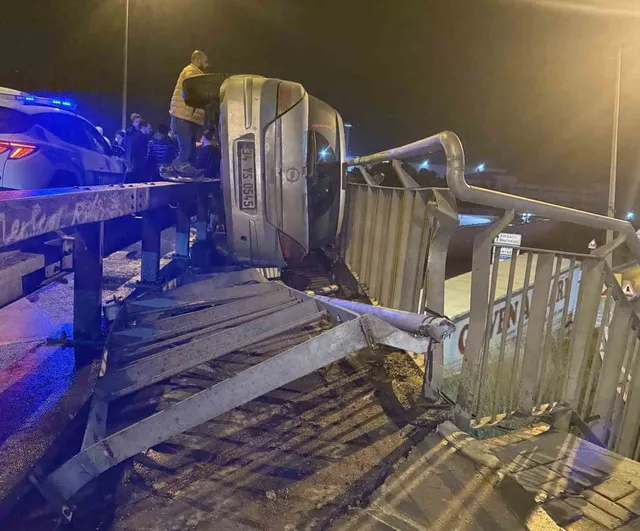 Avcılar E-5 yan yolunda kaza: Bariyerler arasına düşen otomobilde 2 yaralı