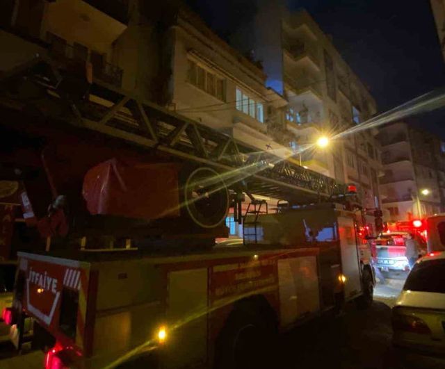 Aydın Efeler'de Çatıdan Yükselen Duman İhbarı: İtfaiye Hızla Müdahale Edip Yangını Söndürdü