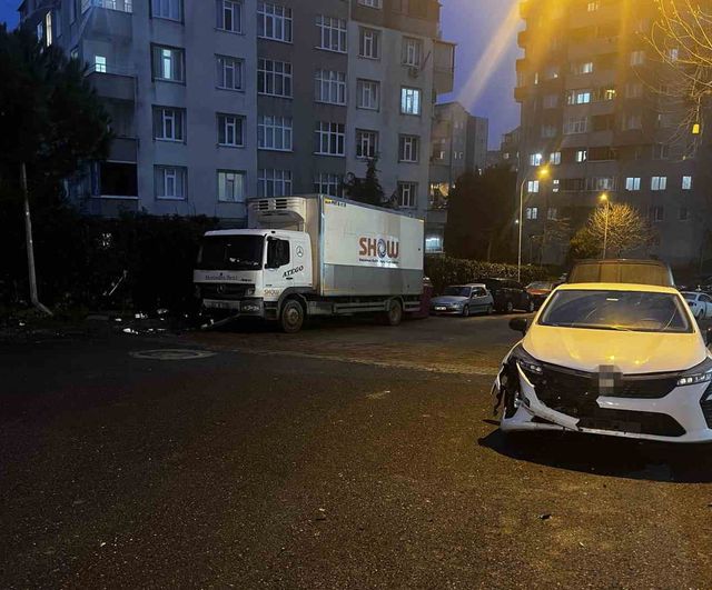 Başakşehir’de park halindeki tır freni boşaldı: 5 araca çarptı, 2 araç kullanılamaz hale geldi