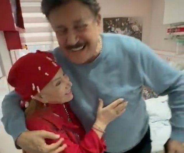 Bedia Akartürk ile Gökhan Güney, yıllar sonra Samsun'da buluştu; anlar türküyle taçlandı