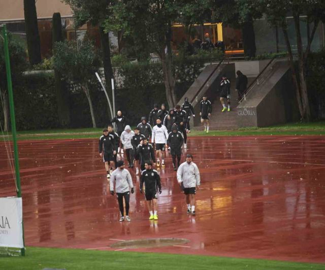 Beşiktaş, Antalya kampında yağış ve rüzgara rağmen hazırlıklarını sürdürdü