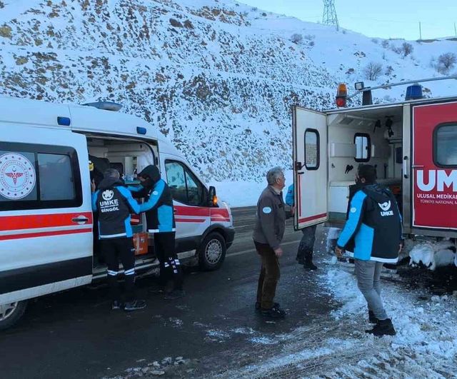 Bingöl’de UMKE ve 112 ekipleri, köydeki kanser hastasını zorlu koşullarda hastaneye nakletti