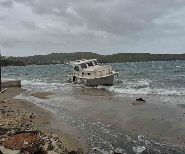 Bodrum'da fırtına: tekneler karaya vurdu, feribot seferleri iptal edildi
