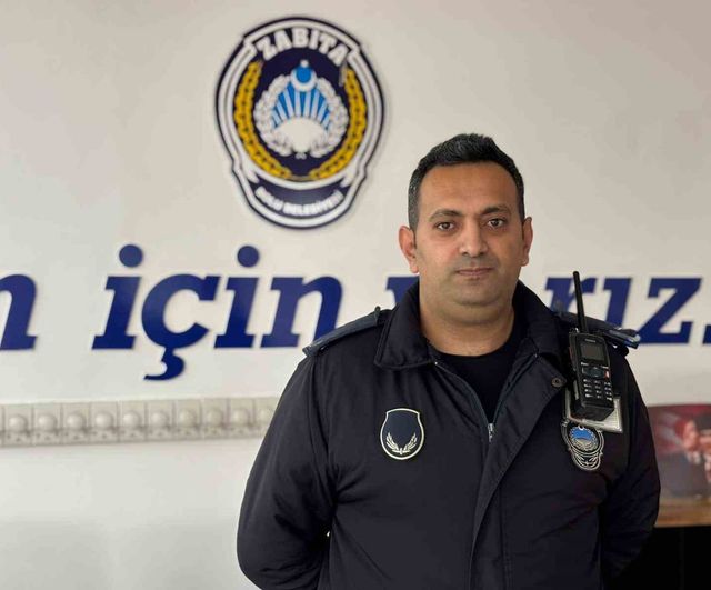 Bolu'da yıkım sırasında zabıta memuru Türk bayrağını kurtardı: "Enkazın altında kalmasına gönlüm el vermedi"