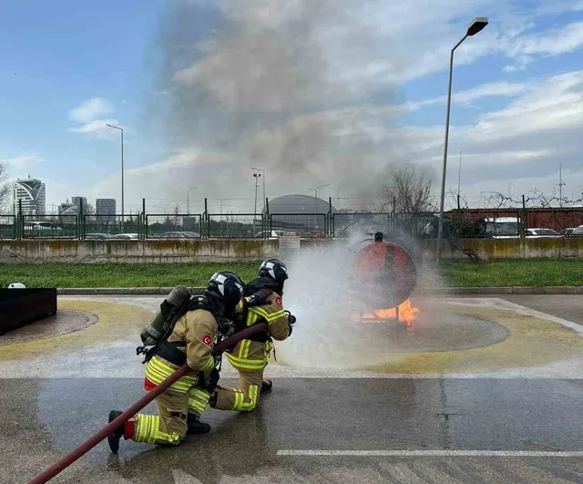 Bursa Büyükşehir İtfaiyesi, Koç Üniversitesi personeline 5 günlük Temel İtfaiyecilik Eğitimi düzenledi