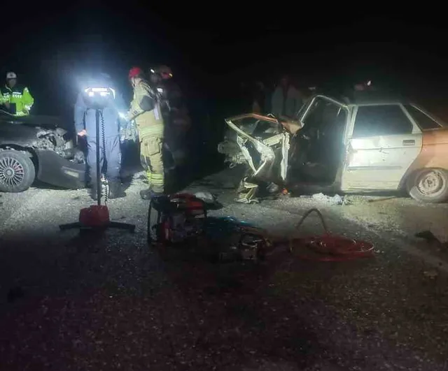 Bursa İnegöl'de Kafa Kafaya Çarpışma: 3 Yaralı, Jandarma Soruşturma Başlattı