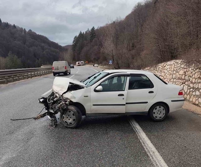 Bursa İnegöl'de otomobil bariyerlere çarptı: Sürücü ile iki çocuk yaralandı
