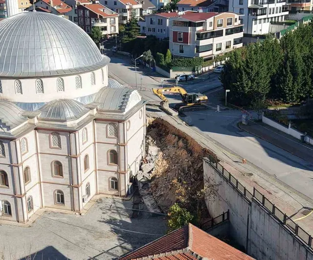 Bursa Nilüfer'de çöken istinat duvarı İHA haberi sonrası yenileniyor