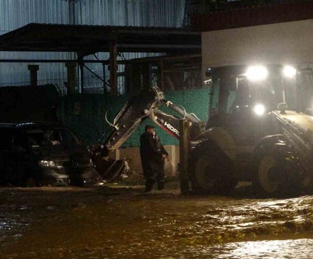 Çanakkale'de Kepez Çayı Taştı: Sağanakta Mahsur Kalan Araç İş Makinası ile Kurtarıldı