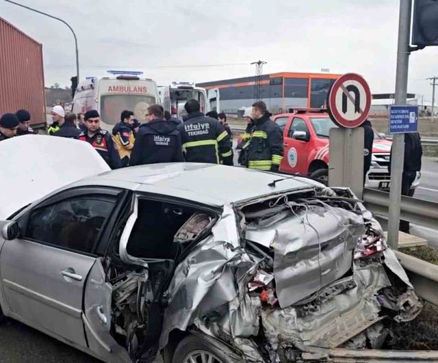 Çerkezköy’de tırın otomobile arkadan çarpması sonucu 3 kişi yaralandı