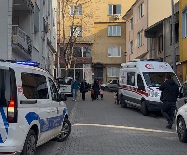 Çorlu'da 71 yaşındaki kadın evinde birikmiş giysiler arasında ölü bulundu