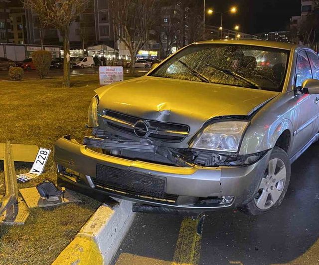 Çorum'da otomobil sinyalizasyon direğine çarptı: 1 kişi yaralandı