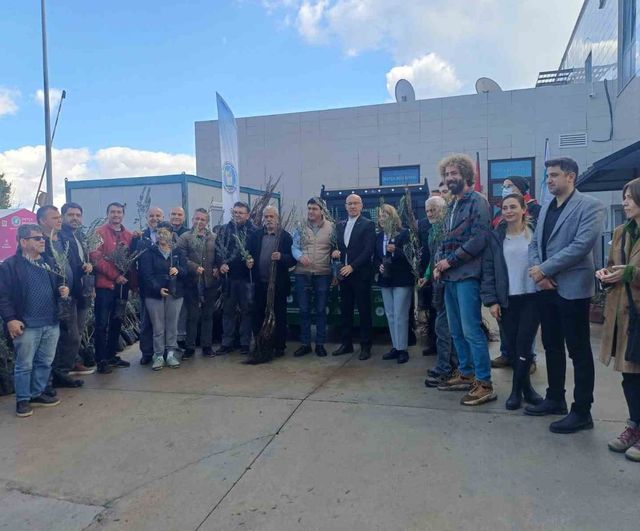 Datça'da 'Her Kapıda Bir Fidan' ile 3 bin fidan üreticilere dağıtıldı