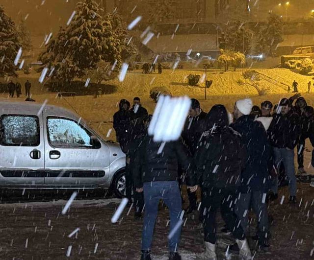 Düzce'de Bahçeşehir yoğun karla kayak ve horon-halay etkinliğine sahne oldu