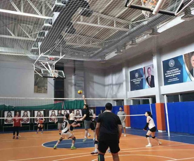Düzce'de Gençlik Kış Kulübü voleybol etkinliği gençleri bir araya getirdi