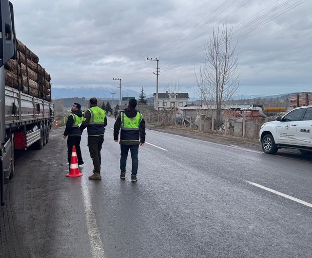 Düzce'de Orman Denetimleri Sürüyor: Mobil Kontrollerle Kaçak Emvalin Önüne Geçiliyor