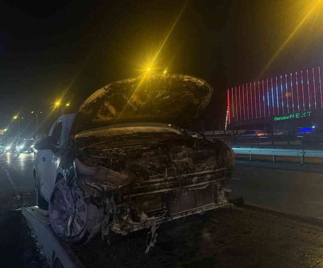 E5 Esenyurt’ta seyir halindeki otomobil alev aldı