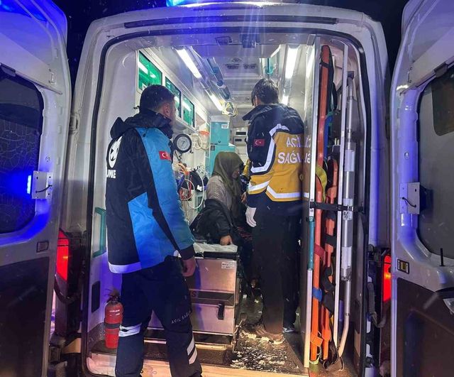 Elazığ Çalkaya'da kar nedeniyle kapanan yol 7 saatte açıldı: 66 yaşındaki kadın kurtarıldı