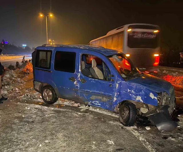 Elazığ Yurtbaşı yolunda hafif ticari araç direğe çarpıp karşı şeride geçti: 4 yaralı