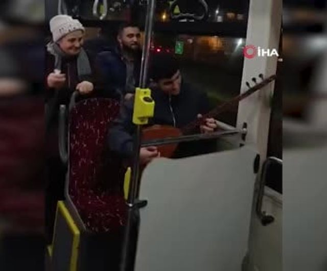 Eminönü-Arnavutköy 336 hattında İETT otobüsünde sazlı yolculuk
