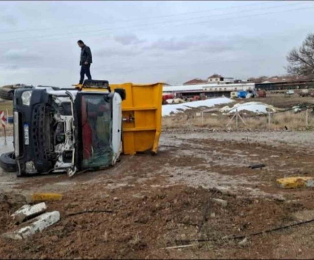 Ereğli'de Kamyon Devrildi: 2 Kişi Yaralandı