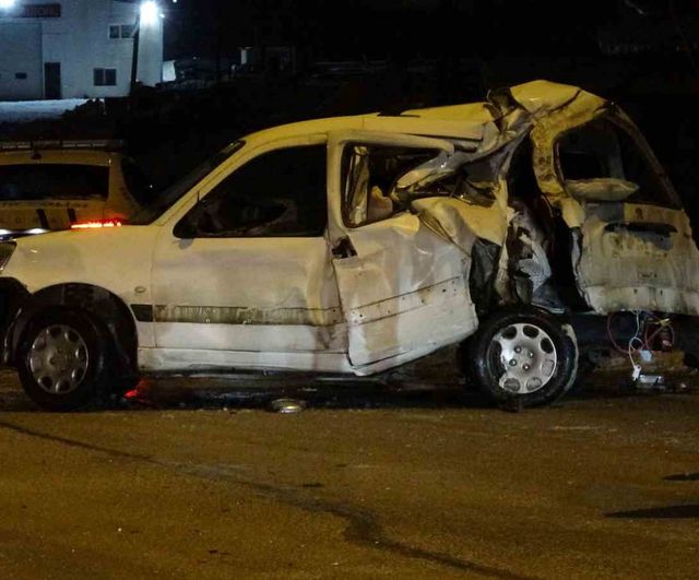 Erzurum-Pasinler kara yolunda hafif ticari araç ile tır çarpıştı: 2 yaralı