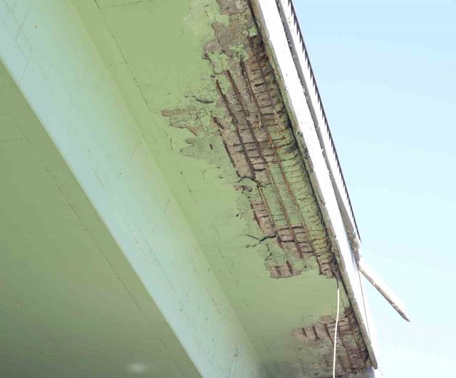 Esenyurt’taki Balıkyolu Köprüsü bakımsızlık iddiası: Yaya ve araç güvenliği riske girdi