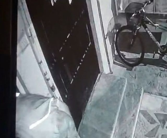 Eskişehir'de balkondan motosiklet ekipmanları çalan şüpheli güvenlik kamerasında