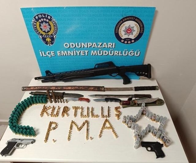 Eskişehir'de bisikletle çarpma sonrası silahla tehdit: Şüphelinin iş yerinde çok sayıda silah ve mermi ele geçirildi