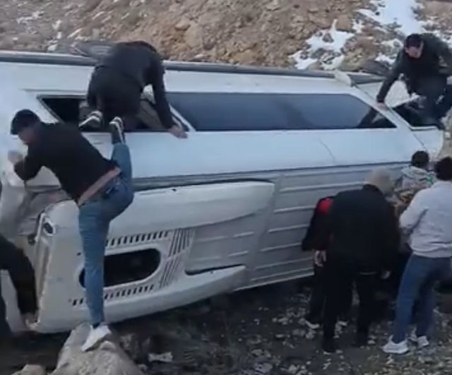 Gaziantep’te gizli buzlanma nedeniyle işçi servisi şarampole devrildi: 10 yaralı