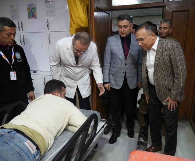 Gaziantep'te TAG Otoyolu'nda zincirleme kaza: Vali Kemal Çeber yaralıları 25 Aralık Devlet Hastanesi'nde ziyaret etti
