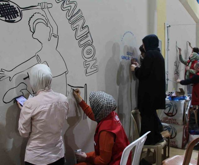 Gençlik Kış Kulübü etkinliğinde Bahçeşehir Cep Salonu duvarları gençlerin eserleriyle renklendi