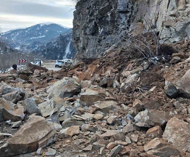 Giresun-Sivas kara yolunda heyelan: İkisu mevkiinde yol kontrollü açıldı