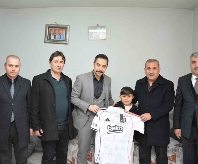 Güroymak Kaymakamı Mehmet Zahid Uzun, Türkiye Şampiyonu Ahmet Yasin Aydemir'i Ziyaret Etti