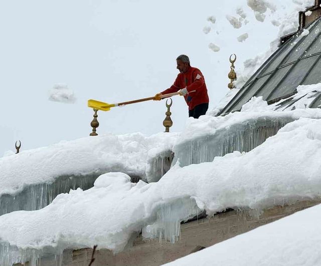 Hakkari'de Ulu Cami çatı karları güvenli şekilde temizlendi