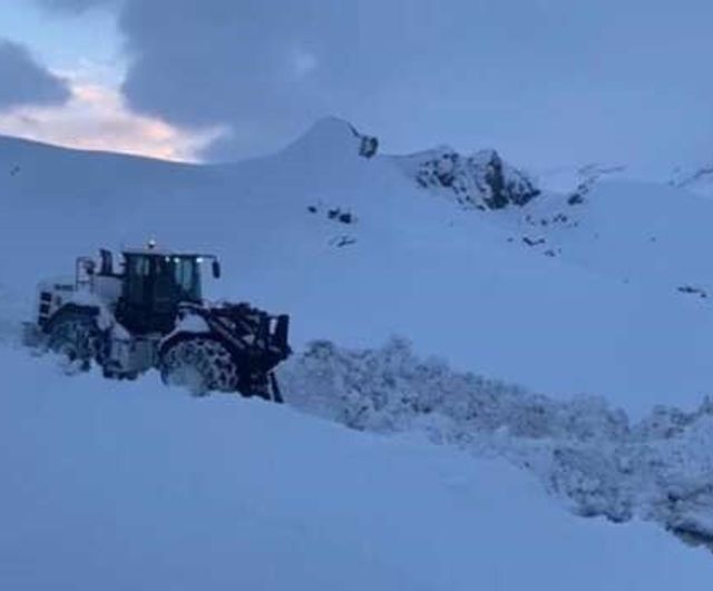 Hakkari-Şırnak Karayolu 3 Gün Sonra Çığ Çalışmalarıyla Yeniden Ulaşıma Açıldı