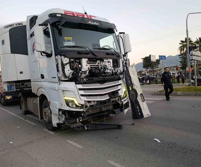 Hatay Arsuz'da 5 aracın karıştığı zincirleme kaza: Yaralı sayısı 18'e yükseldi