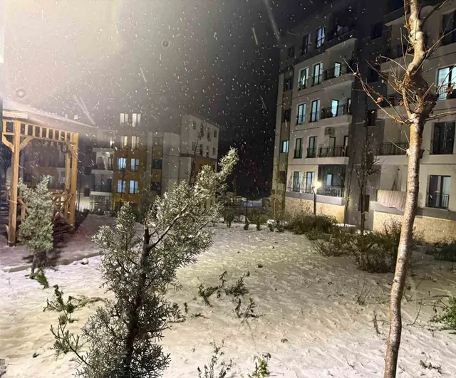 Hatay'da kar yağışı: Gülderen Mahallesi'nde sokaklar beyaza büründü, araçlar yollarda güçlük çekti