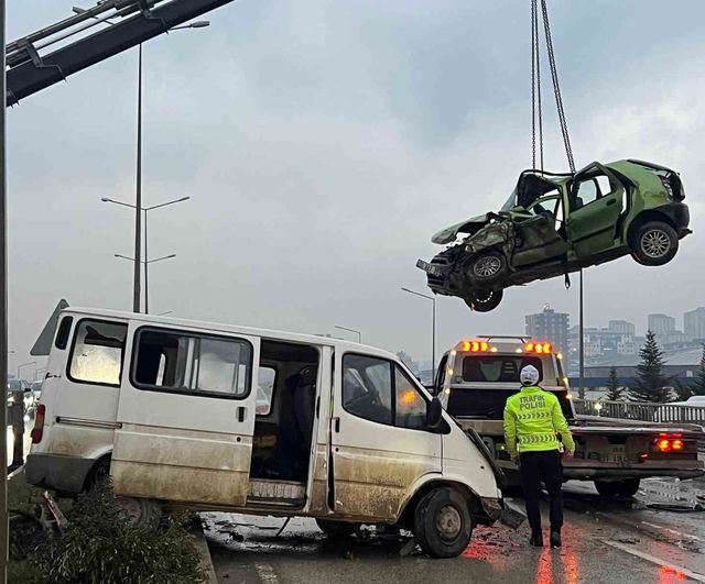 Hatay'da minibüsün karşı şeride geçmesi sonucu ilkokul öğretmeni yaşamını yitirdi