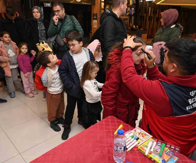 Isparta Belediyesi'nden Karne Şenlikleri: Çocuklara Yüz Boyama, Ebru ve Atölye Etkinlikleri