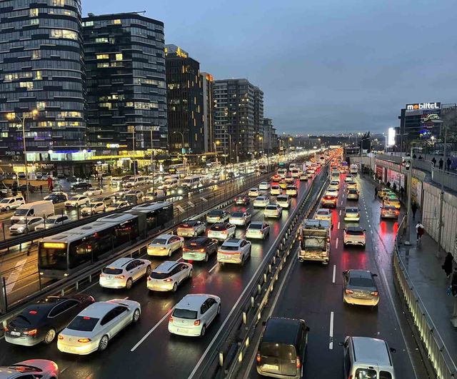 İstanbul’da iş çıkışı trafiği yağışla ağırlaştı: Yoğunluk yüzde 87'ye ulaştı