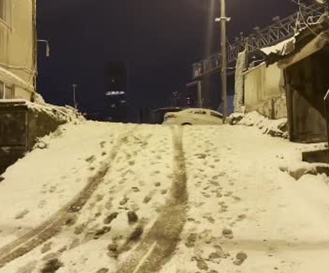 İstanbul yeni yılı karla karşıladı: Sarıyer'de çatılarda ve araçlarda beyaz örtü oluştu