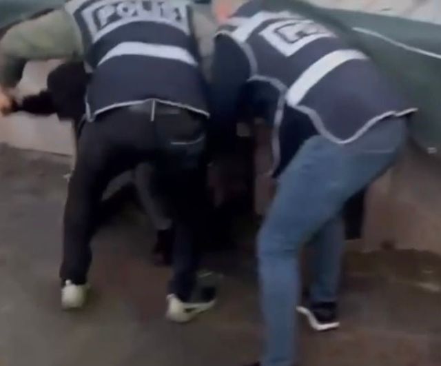 İzmir Karabağlar'da 44 yıl hapis cezası bulunan firari, tavuk kümesindeki öksürükle yakalandı