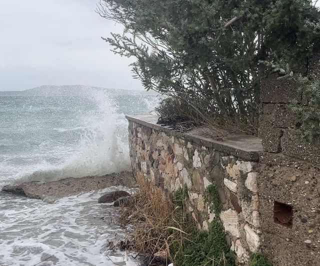 İzmir Karaburun'da fırtına ve dev dalgalar: Mordoğan'da bazı tekneler battı